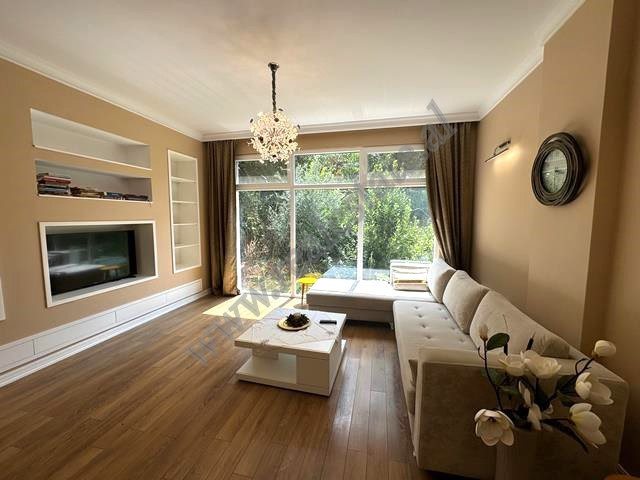 Apartament 2+1 me qira ne rrugen Hamdi Garunja ne zonen e Liqenit te Thate ne Tirane.
Eshte e pozic